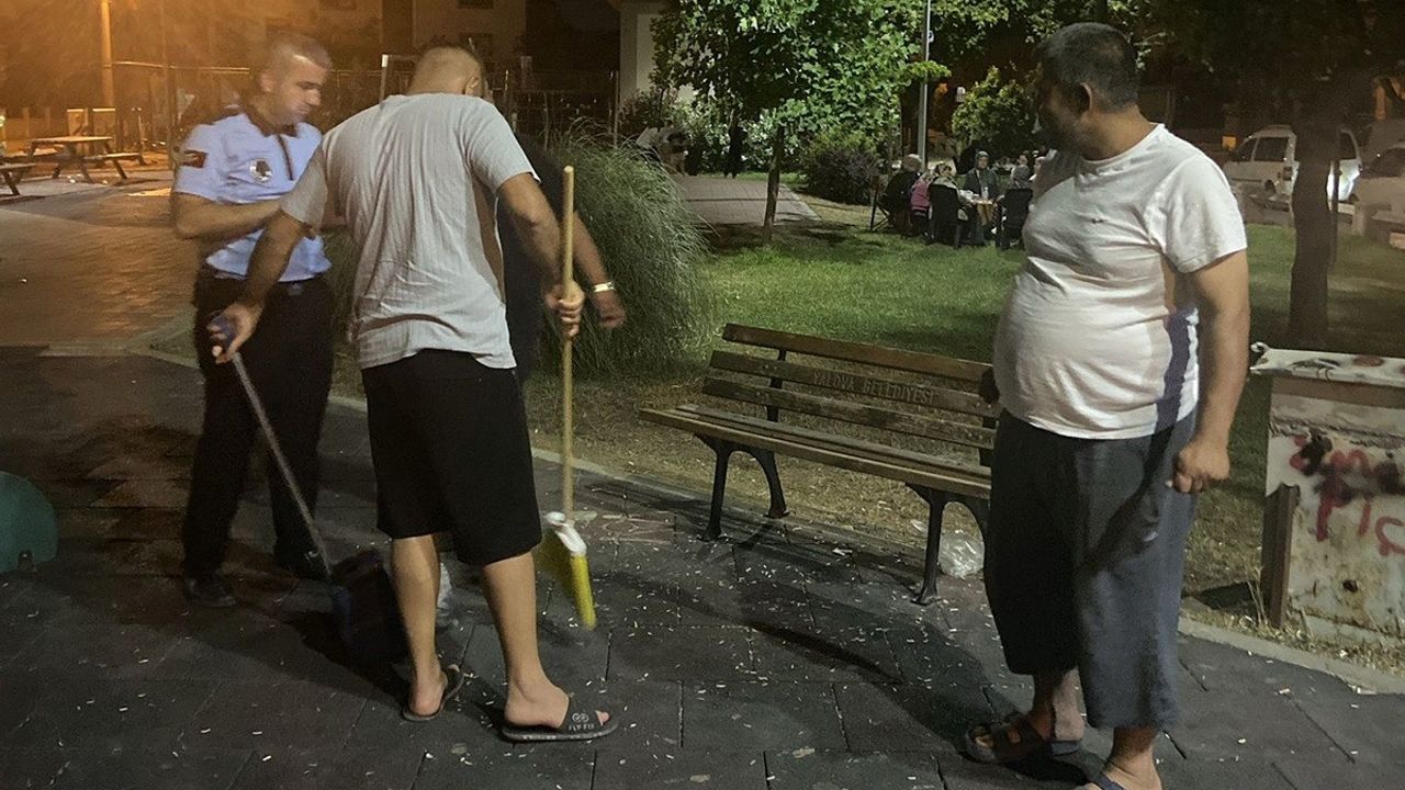 Yalova'da Zabıta Ekipleri Parkta Temizlik Yaptırdı