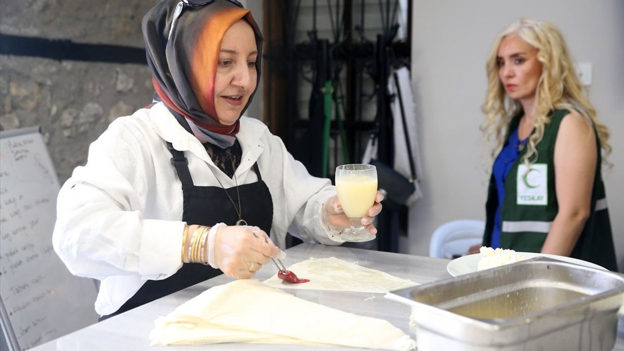 Yeşilay, Kastamonu'da Yaz Kur'an Kursuna Katılan Çocuklara Geleneksel Yiyecekler İkram Ediyor