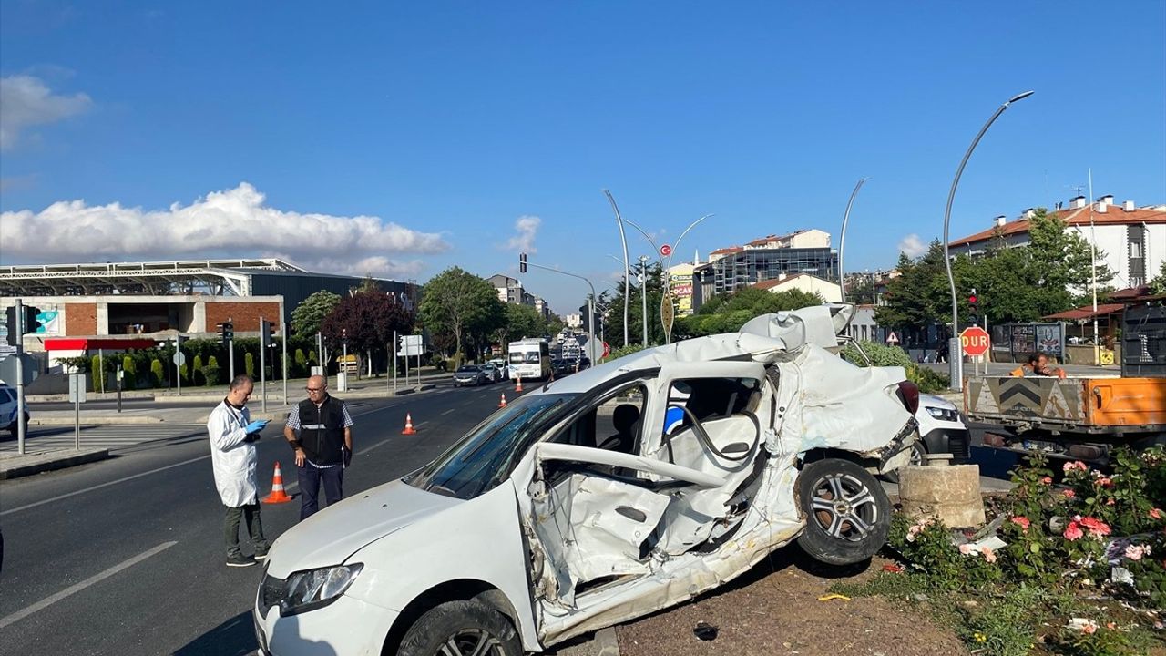 Yozgat'ta Minibüs ve Otomobil Çarpıştı: 1 Ölü, 2 Yaralı