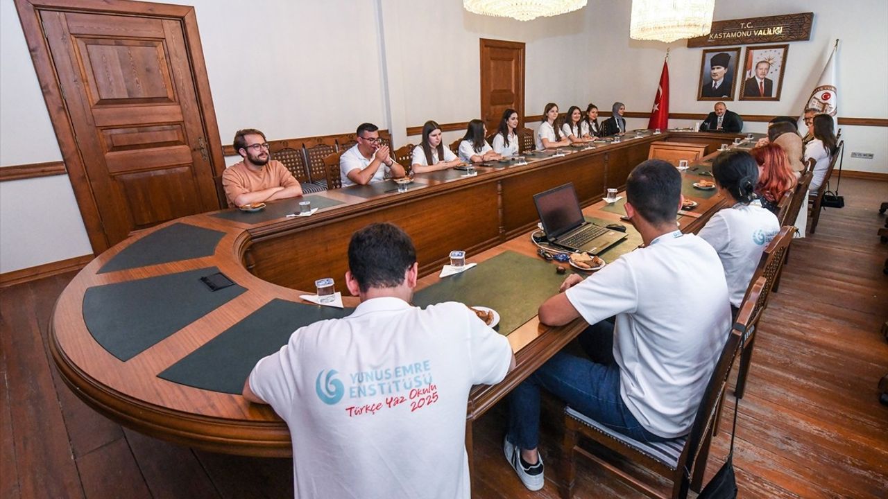 Yunus Emre Enstitüsü Öğrencileri Kastamonu Valisi Dallı'yı Ziyaret Etti