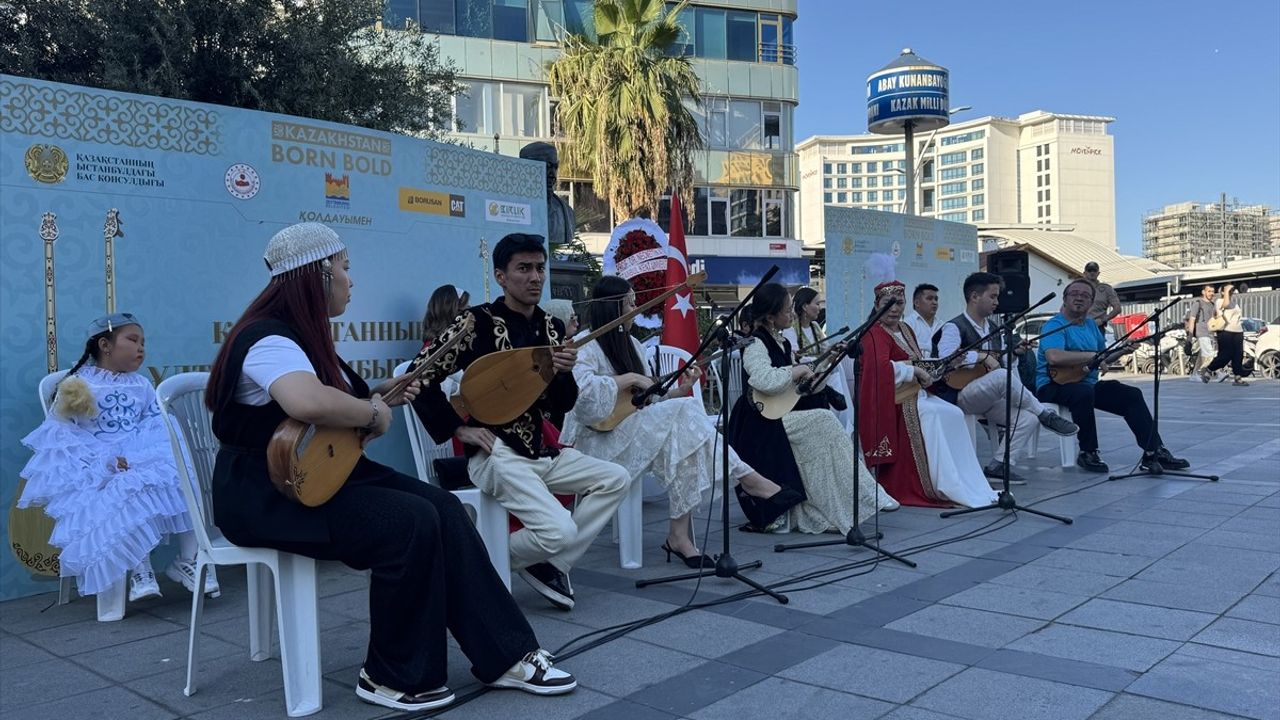 Zeytinburnu'nda Ulusal Dombra Günü Coşkuyla Kutlandı