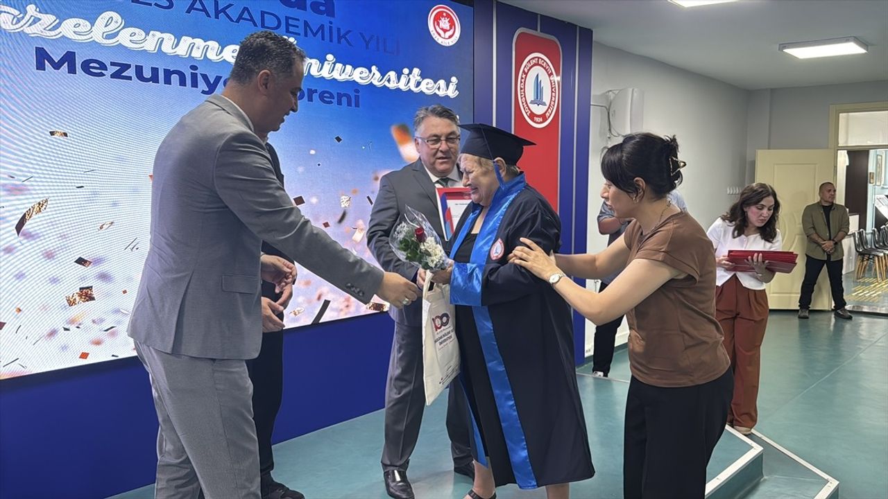 Zonguldak'ta 60+ Tazelenme Üniversitesi İlk Mezunlarını Verdi