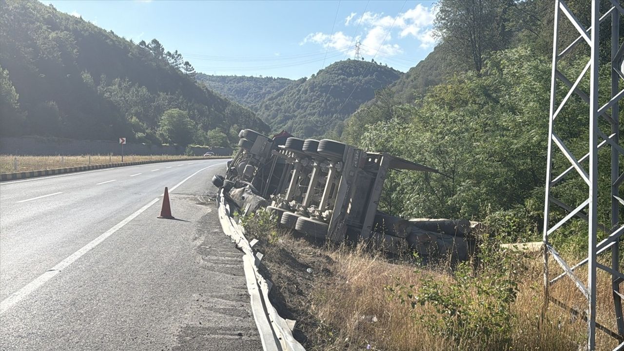 Zonguldak'ta Tomruk Yüklü Tır Devrildi, Sürücü Sağ Salim Kurtuldu