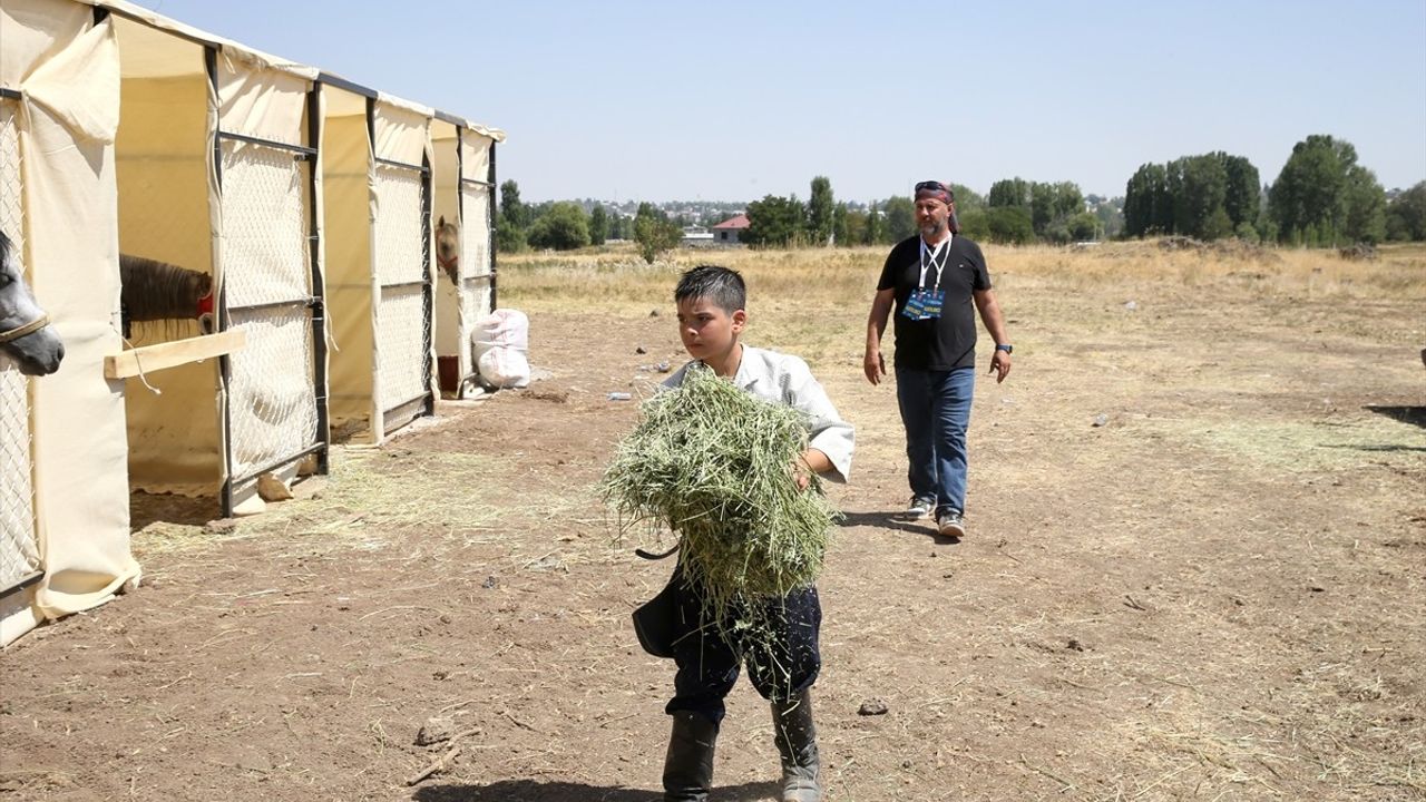 11 Yaşındaki Şahan Emir, Malazgirt'te Atlı Okçulukta Göz Doldurdu