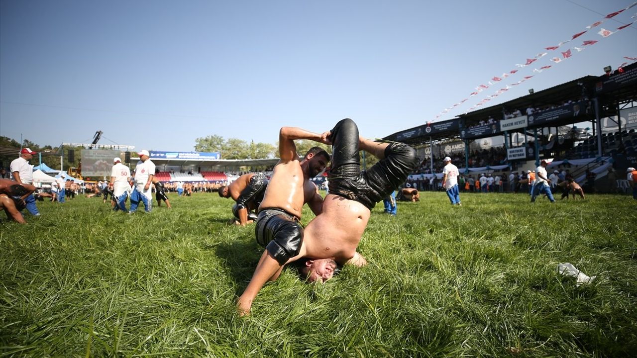 65. Kurtdereli Mehmet Pehlivan Yağlı Güreşleri Balıkesir'de Başladı