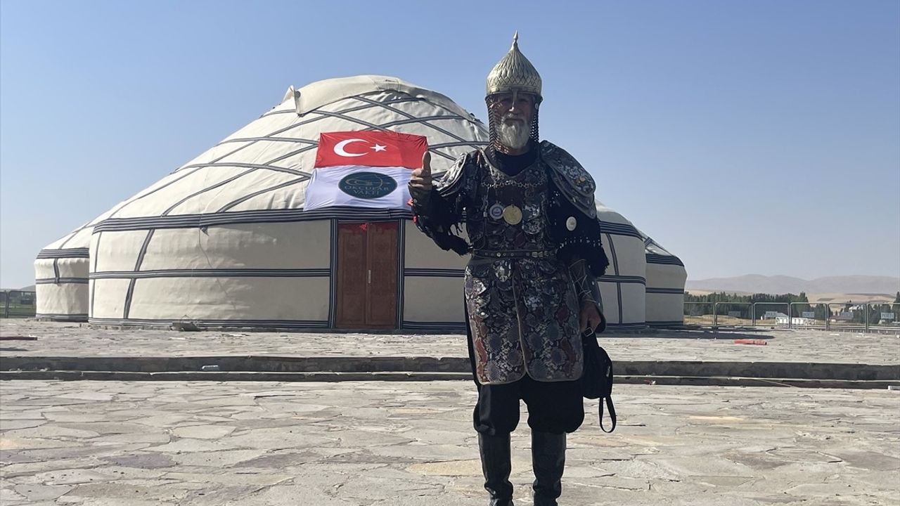 71 Yaşındaki Hasan Keskin, Temsili Savaş Kostümüyle Malazgirt Ruhunu Yaşatıyor