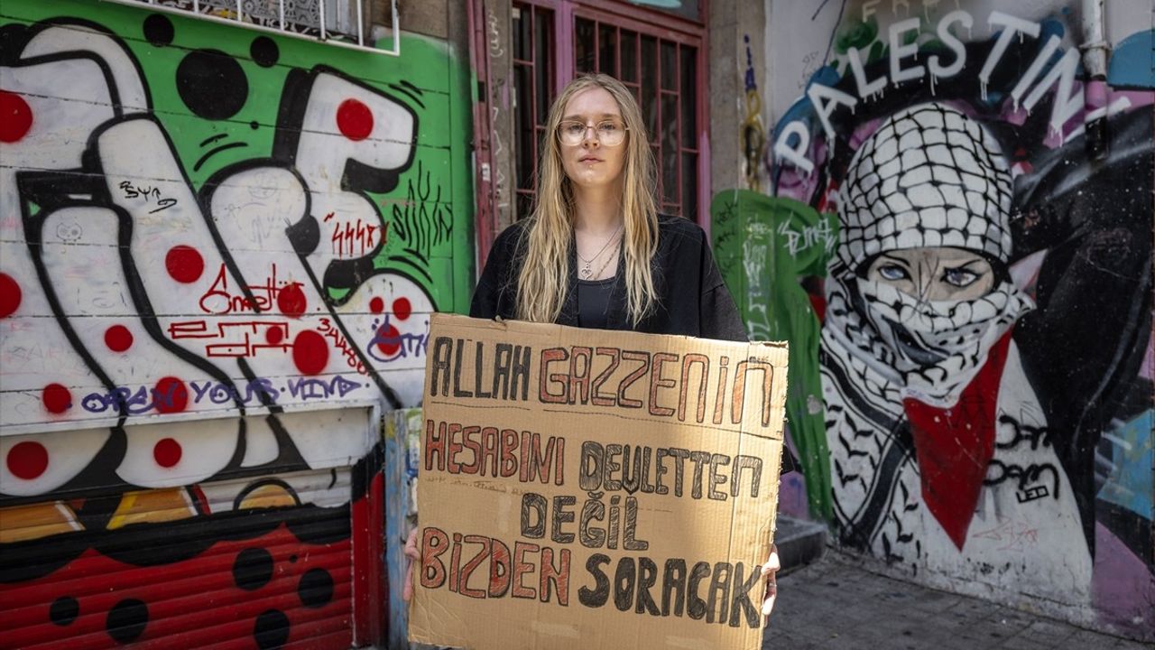 ABD'li Aktivist Cassandra McLaughlin Kadıköy'de Gazze İçin Sessiz Eylem Yaptı