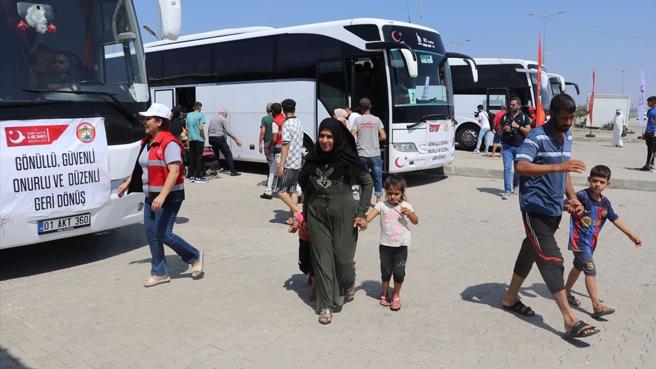 Adana'da 160 Suriyeli Ülkelerine Gönüllü Uğurlandı