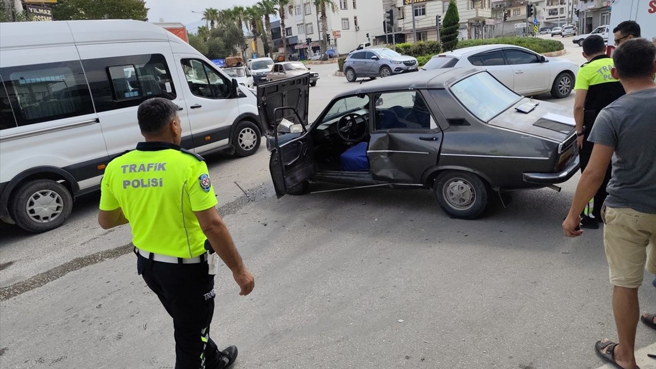 Adana'da İki Araç Çarpıştı: 3 Yaralı