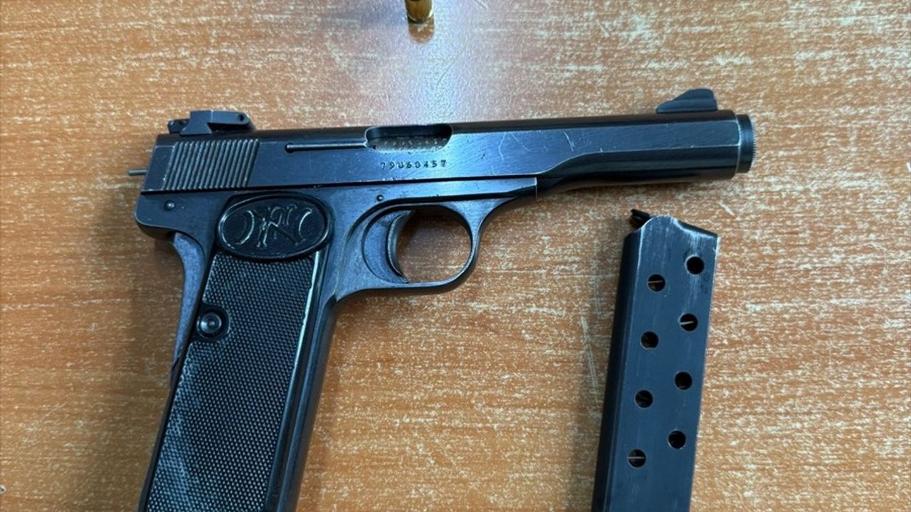 Adana'da Kovalamaca Sonrası Ruhsatsız Tabanca ve Mermiler Ele Geçirildi