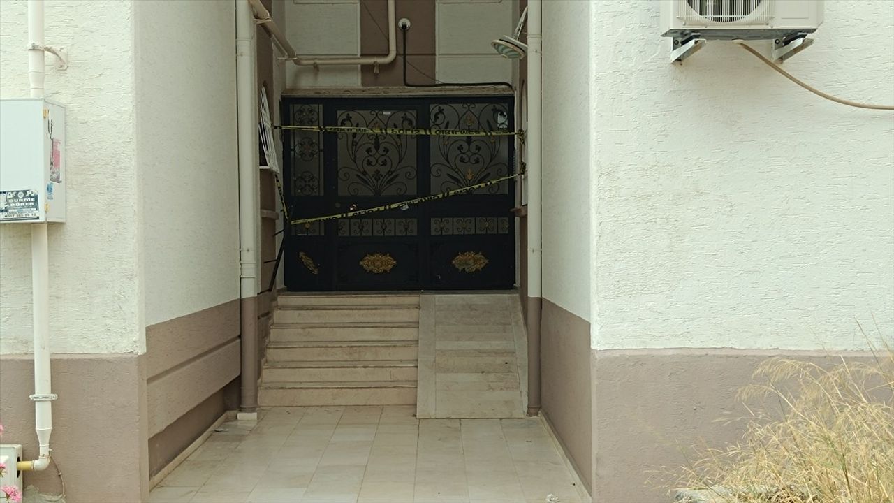 Adana'da Merdiveni Çöken Apartmandan 20 Kişi İtfaiye ile Kurtarıldı