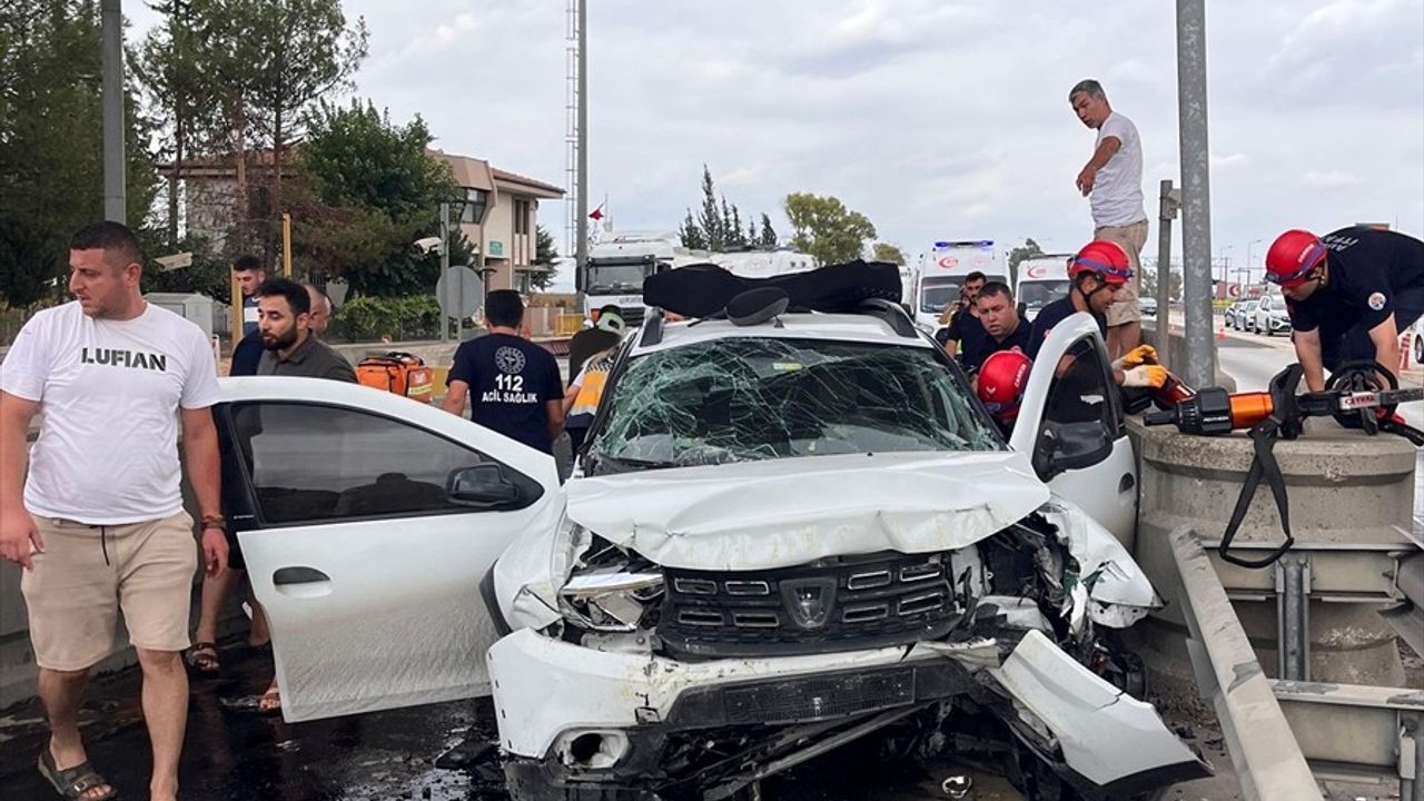 Adana'da Otoyol Gişesine Çarpan Araçta 1 Kişi Öldü, 4 Kişi Yaralandı