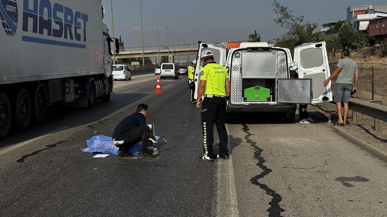 Adana'da TAG Otoyolu'nda tır çarpması: Yaya hayatını kaybetti