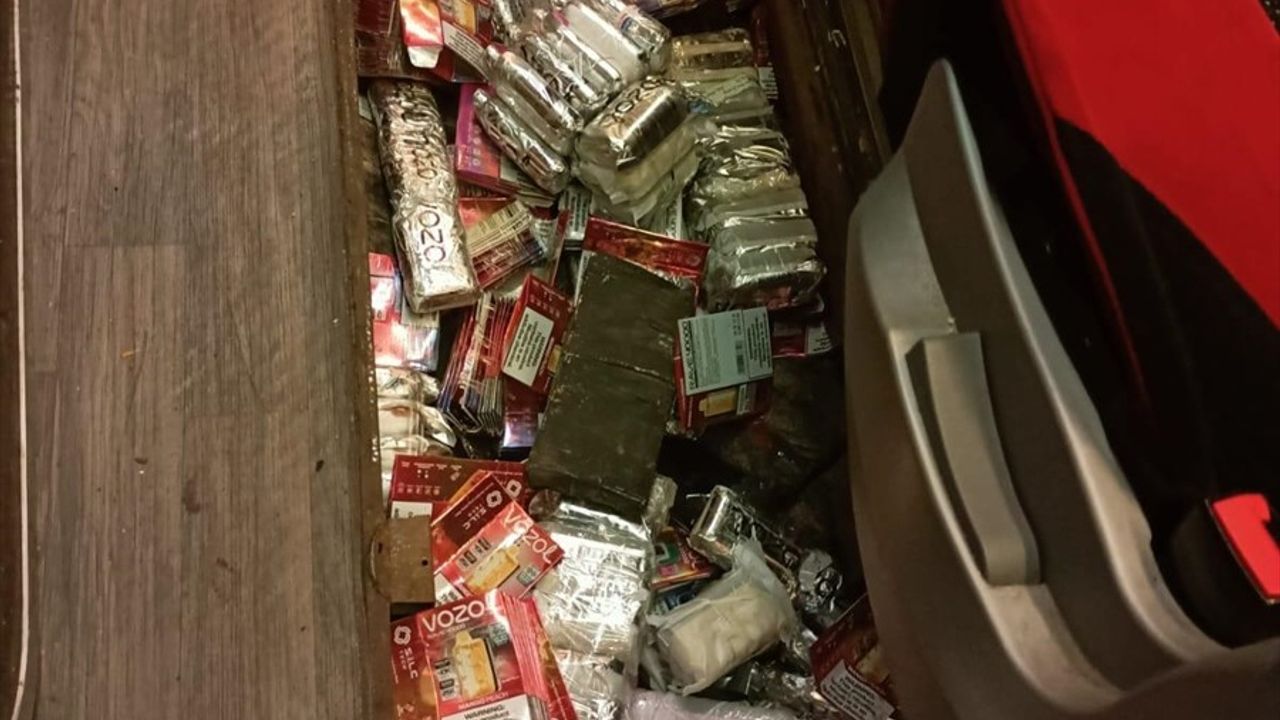 Adana'da Yolcu Otobüsünde 990 Kaçak Elektronik Sigara Ele Geçirildi