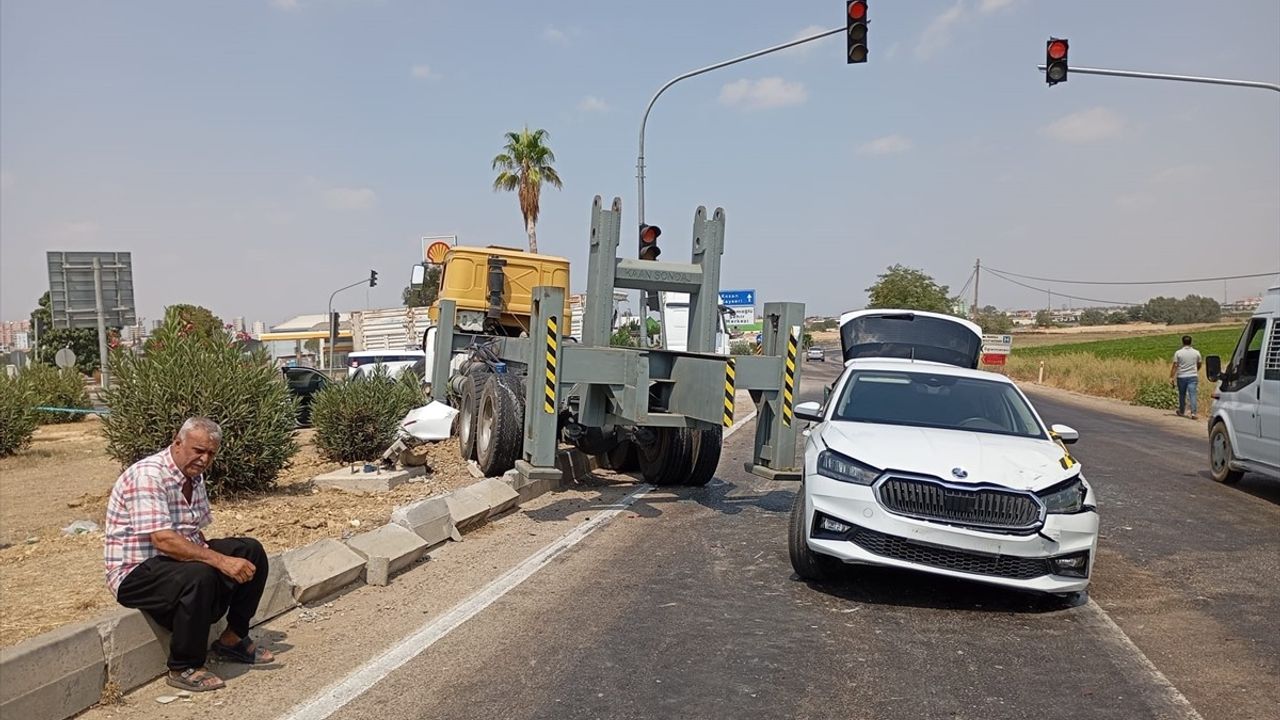 Adana İmamoğlu'nda kamyon 3 otomobile çarptı — 3 yaralı