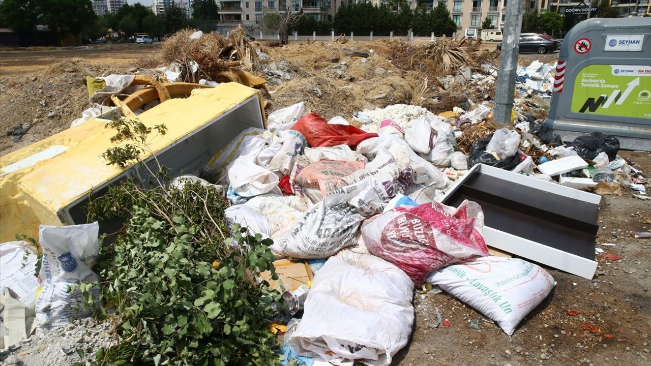 Adana Seyhan'da Biriken Çöpler Kötü Kokuya Neden Oluyor