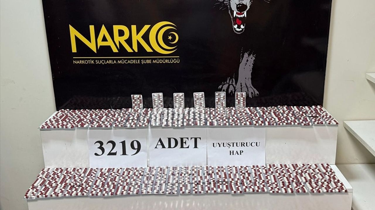 Adana Seyhan'da Otomobilde 3 bin 219 Uyuşturucu Etkili Hap Ele Geçirildi