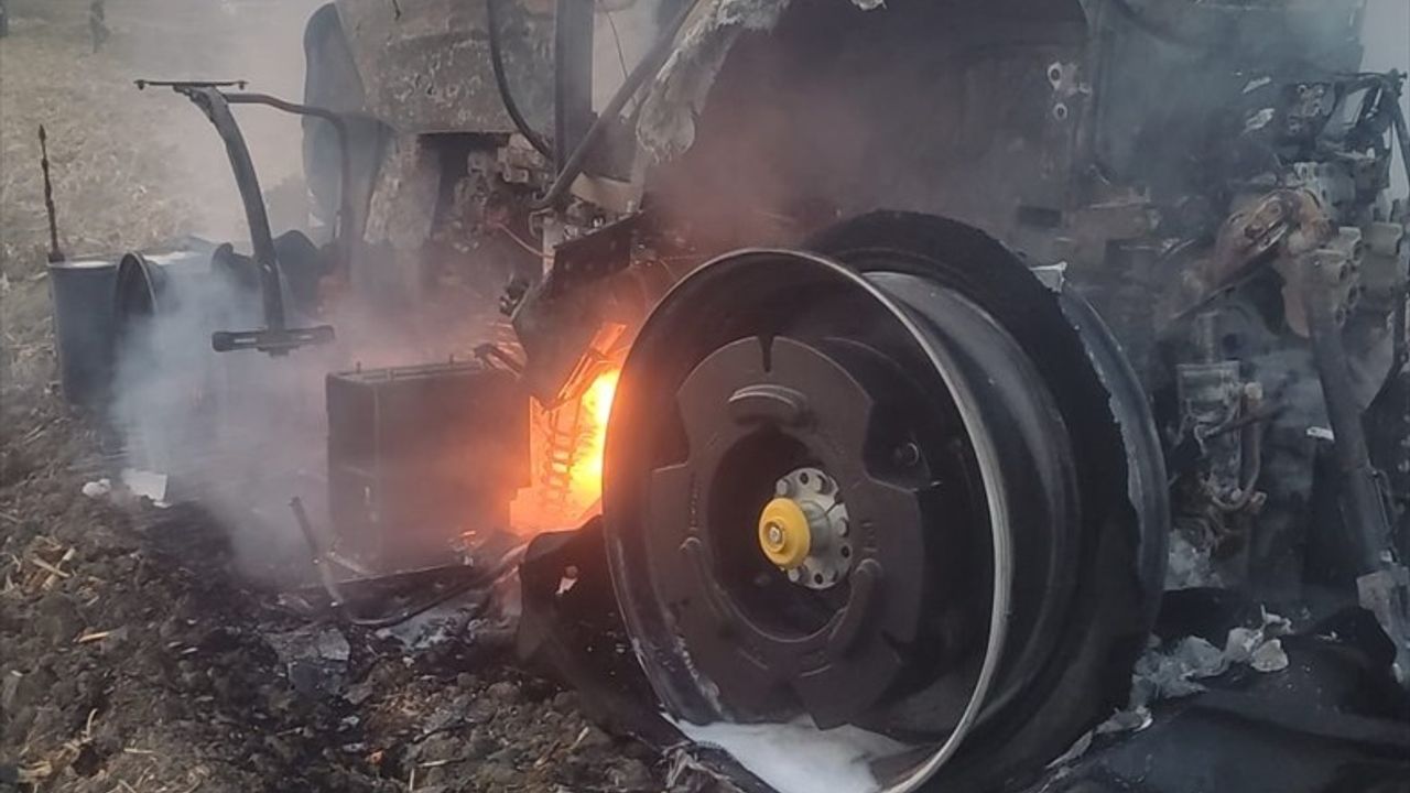 Adana Seyhan'da Traktör Yangını Söndürüldü