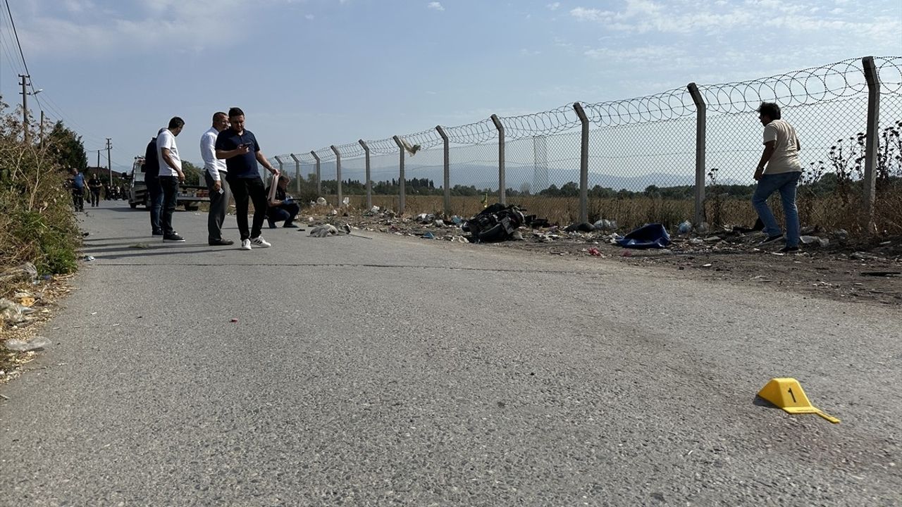 Adapazarı'nda Hafif Ticari Araçla Çarpışma: Motosiklet Sürücüsü Öldü