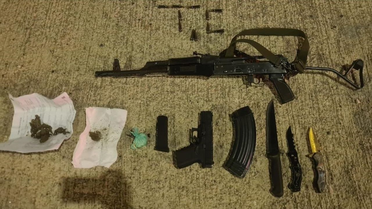 Adıyaman'da Araçta Uzun Namlulu Silah ve Uyuşturucu Ele Geçirildi — 3 Gözaltı