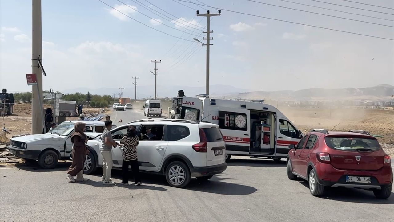 Adıyaman'da İki Otomobil Çarpıştı: 5 Yaralı
