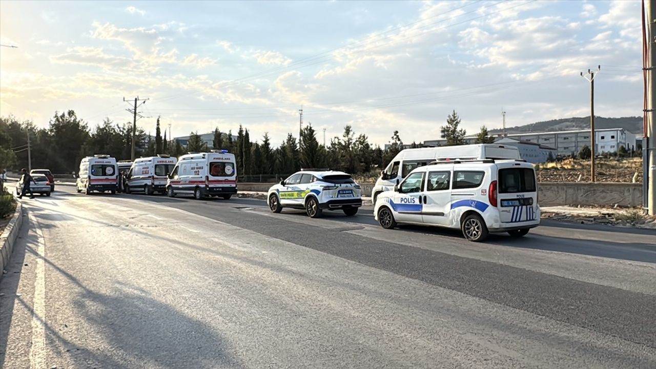 Adıyaman'da minibüs elektrik direğine çarptı: 8 yaralı