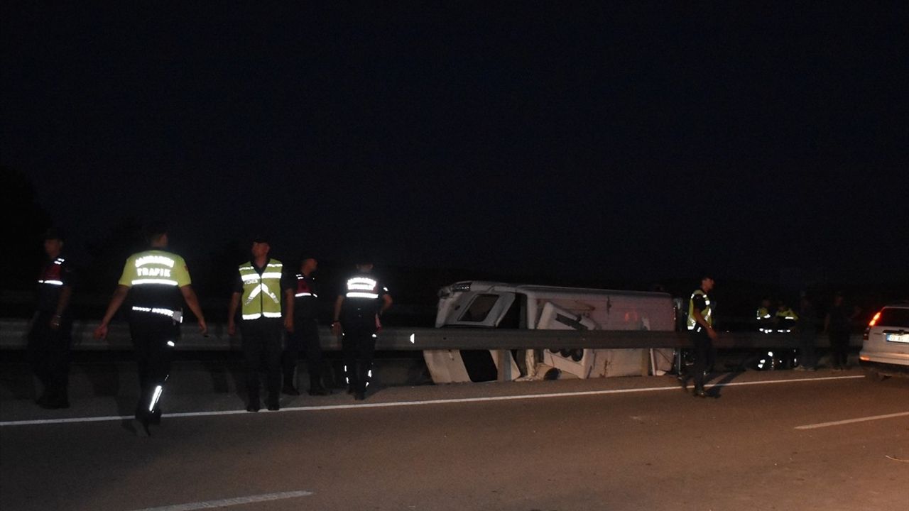 Afyonkarahisar'da Otomobil ile Midibüs Çarpıştı: 10 Yaralı