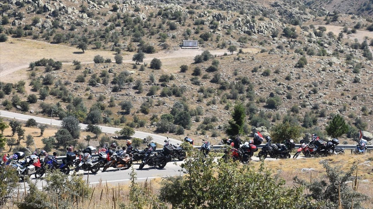Afyonkarahisar'da 'Süvarinin İzinden' etkinliği: Bin motosiklet Kocatepe'den yola çıktı