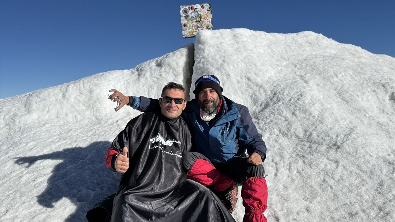 Ağrı Dağı Zirvesinde Berberlik: Iğdırlı Murat Akay Müşterisini 5 bin 137 Metrede Tıraş Etti