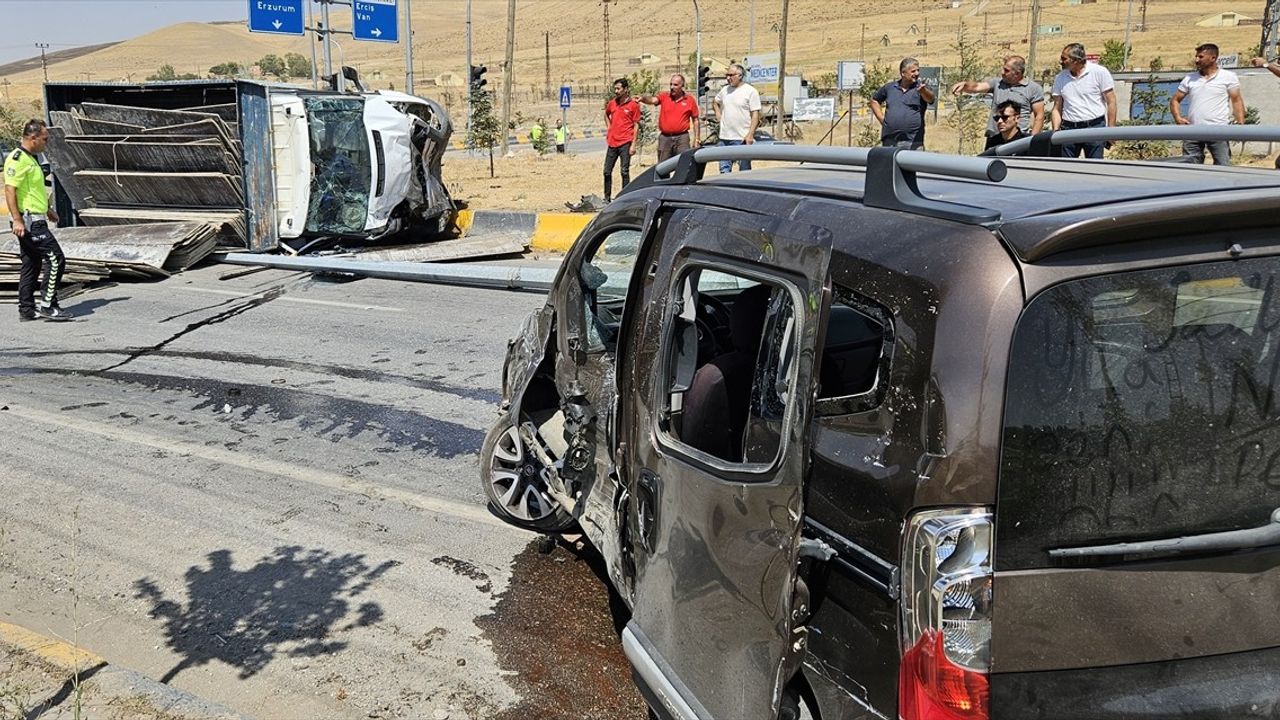 Ağrı Patnos'ta Trafik Kazası: Kamyonet ile Hafif Ticari Çarpıştı, 8 Yaralı