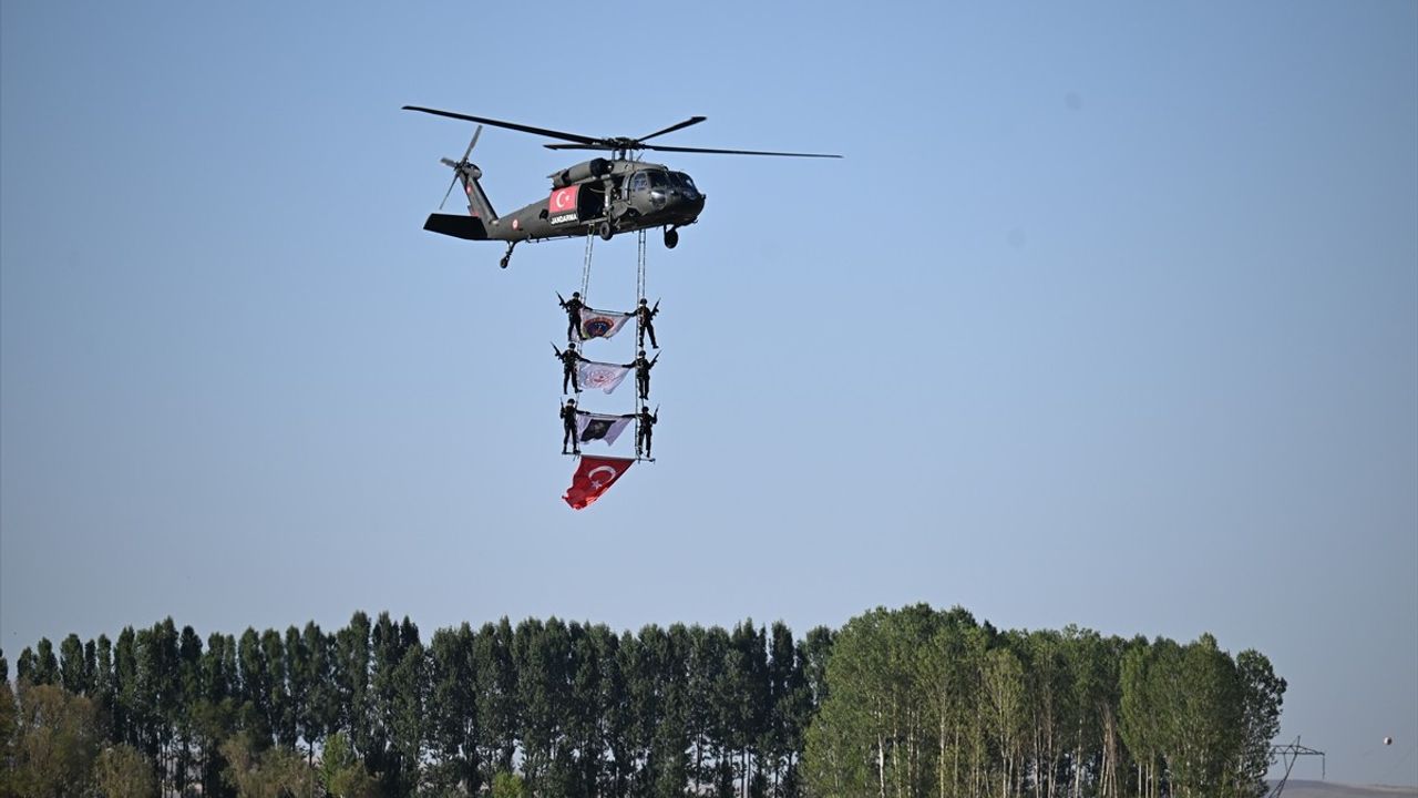 Ahlat'ta Malazgirt Zaferi'nde Jandarma Helikopter Gösterileri Büyük İlgi