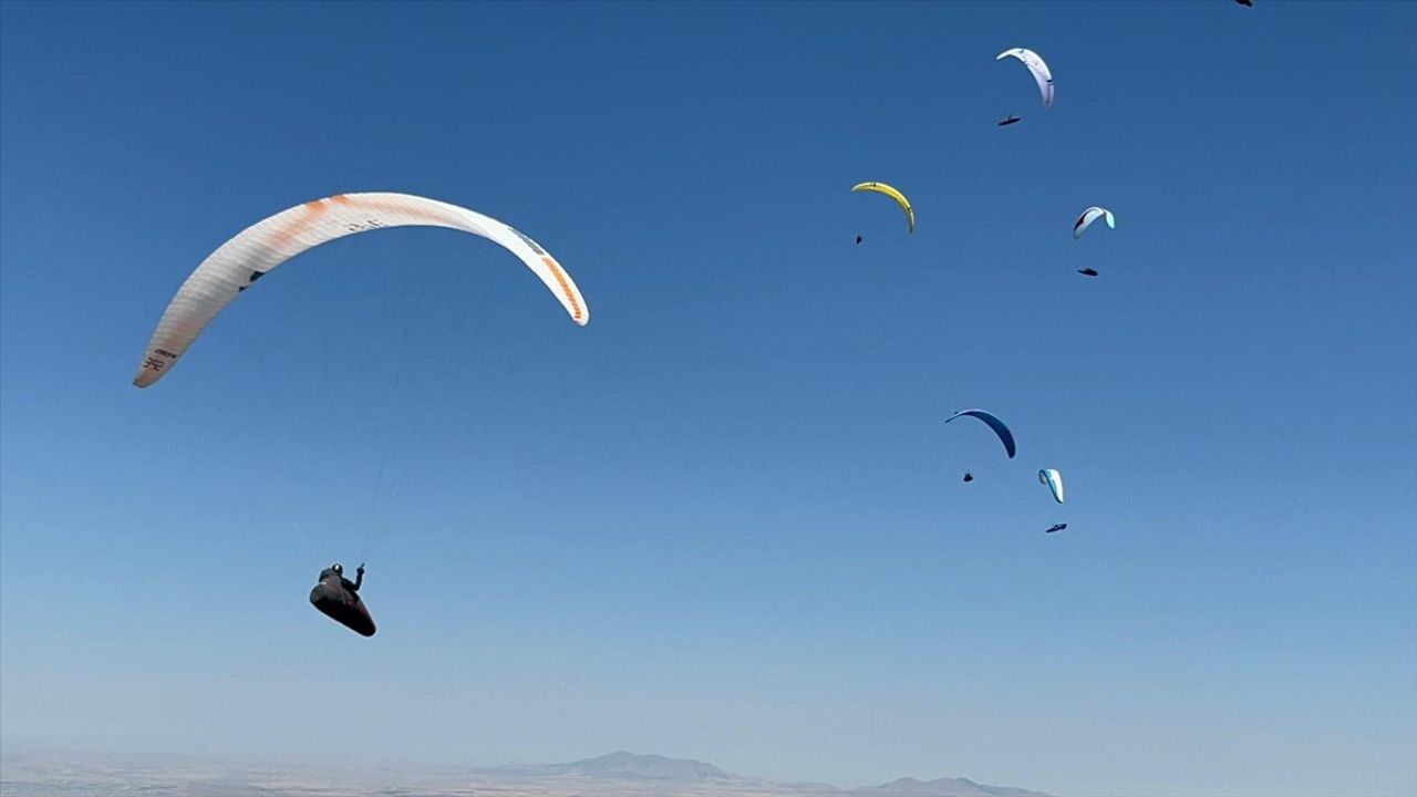 Aksaray'da Yamaç Paraşütü Dünya Kupası: İlk Gün Tamamlandı