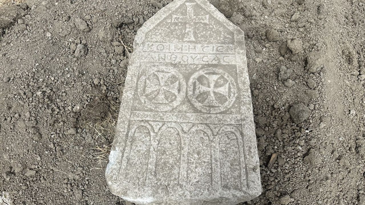 Alaca'da Kanal Çalışmasında Bulunan Tarihi Mezar Taşı Koruma Altına Alındı