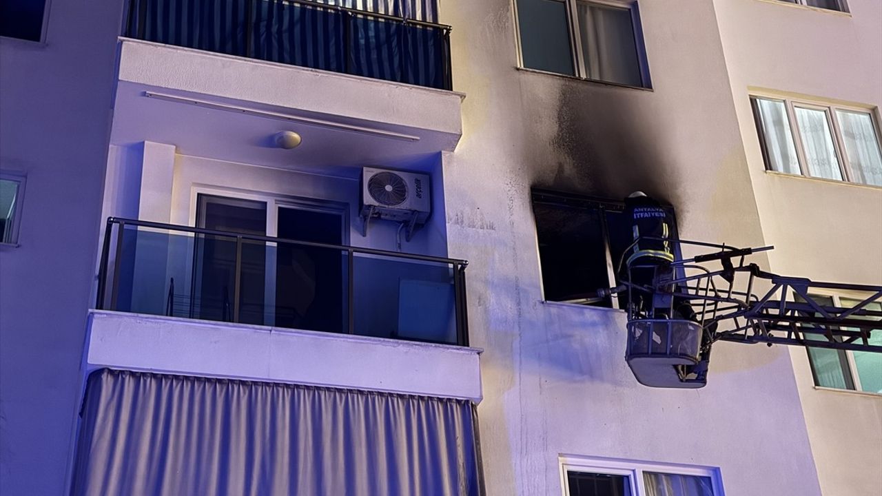 Alanya'da Apartman Dairesinde Yangın: Bir Kadın Dumandan Etkilendi