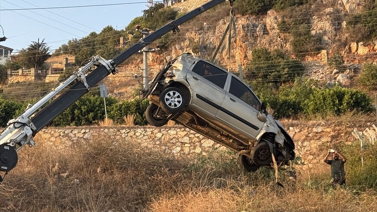 Alanya'da şarampole devrilen otomobil: Sürücü A.Y. yaralandı