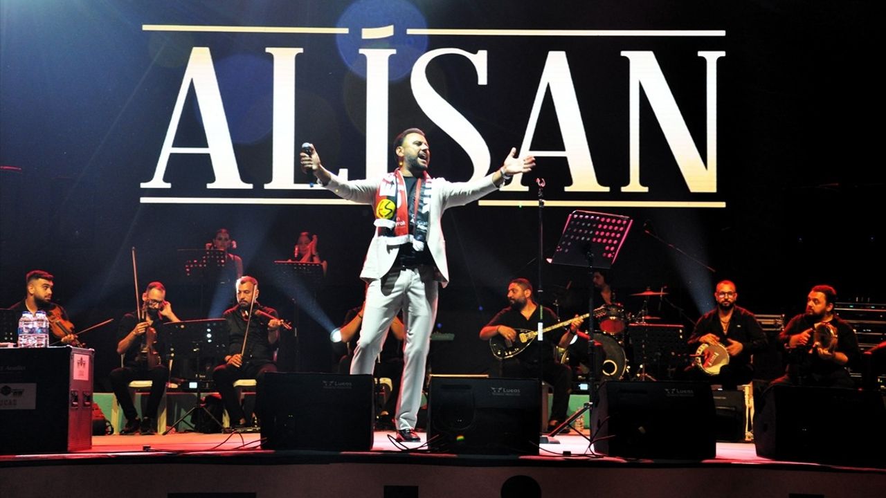 Alişan Eskişehir'de konser verdi — Kurtuluşun 103. yılı etkinliği