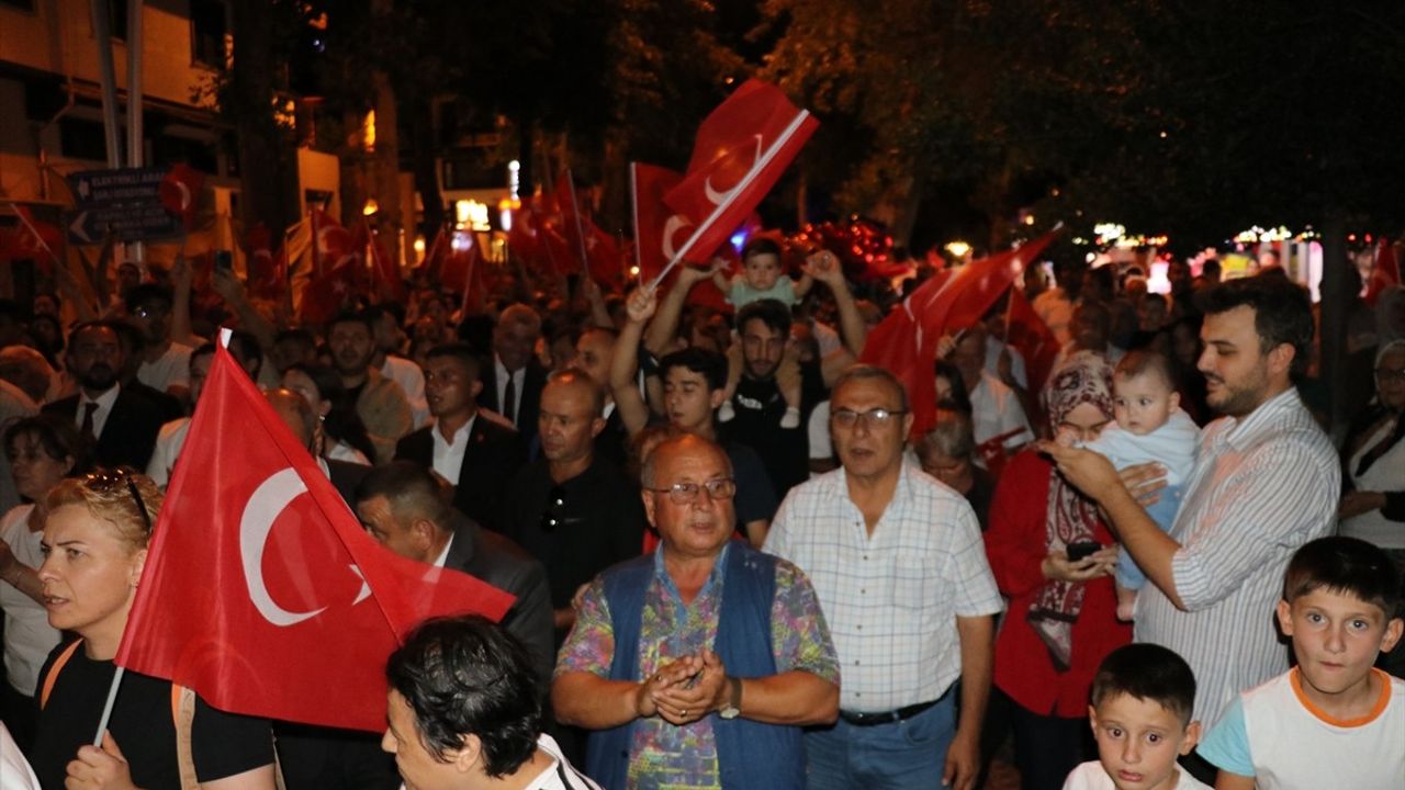 Amasya'da 30 Ağustos Zafer Bayramı'nda Fener Alayı Coşkusu