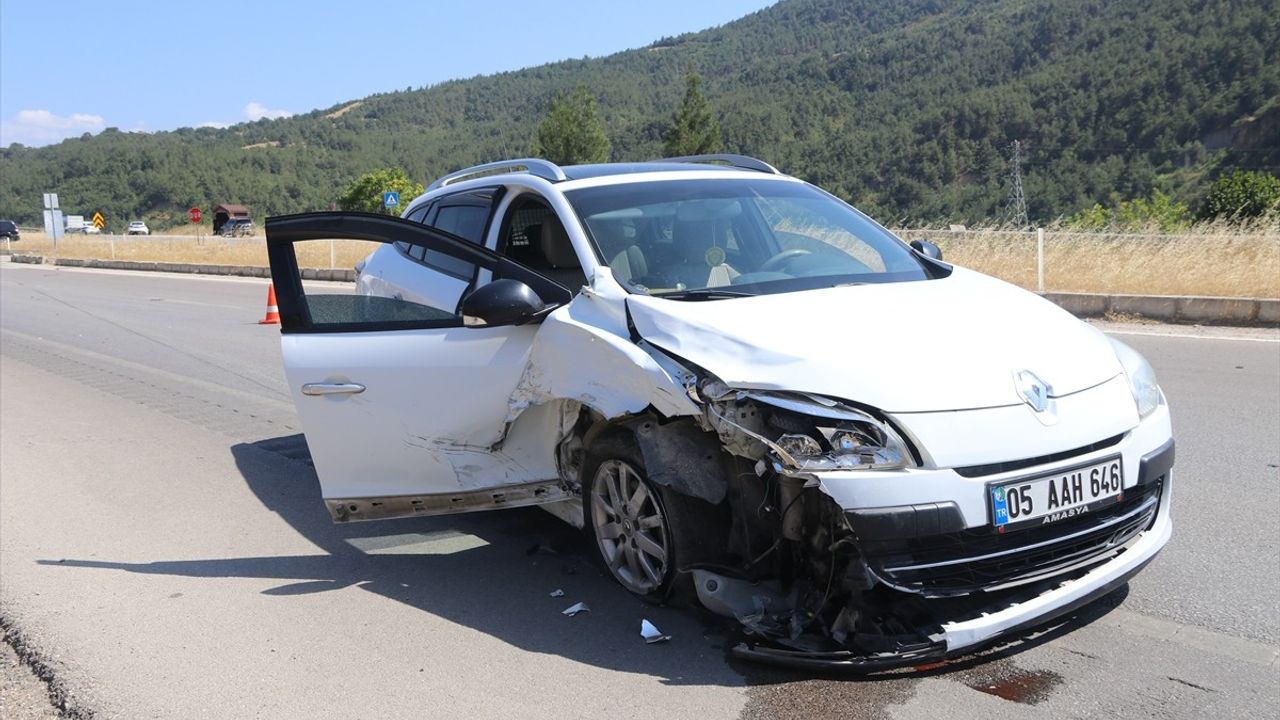 Amasya'da İki Otomobil Çarpıştı: 3 Yaralı