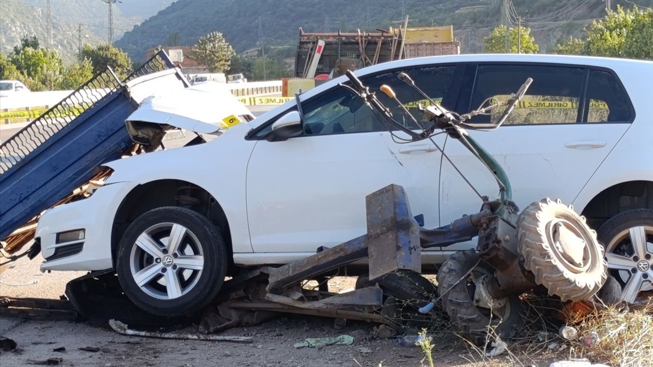 Amasya'da Otomobil ve Tarım Aracı Çarpıştı: 2 Ölü, 6 Yaralı