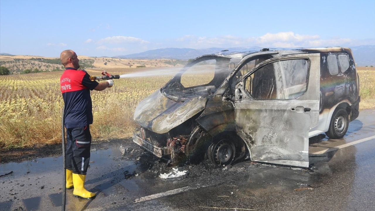 Amasya'da Seyir Halindeyken Panelvan Alev Alev Yandı