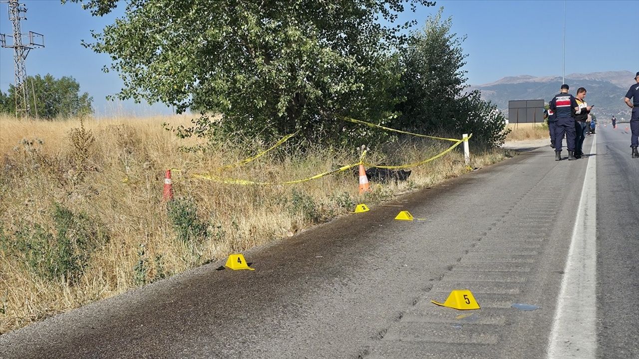 Amasya'da Tır Çarpması: Arızalanan Otomobili Kontrol Eden 75 Yaşındaki Adam Öldü