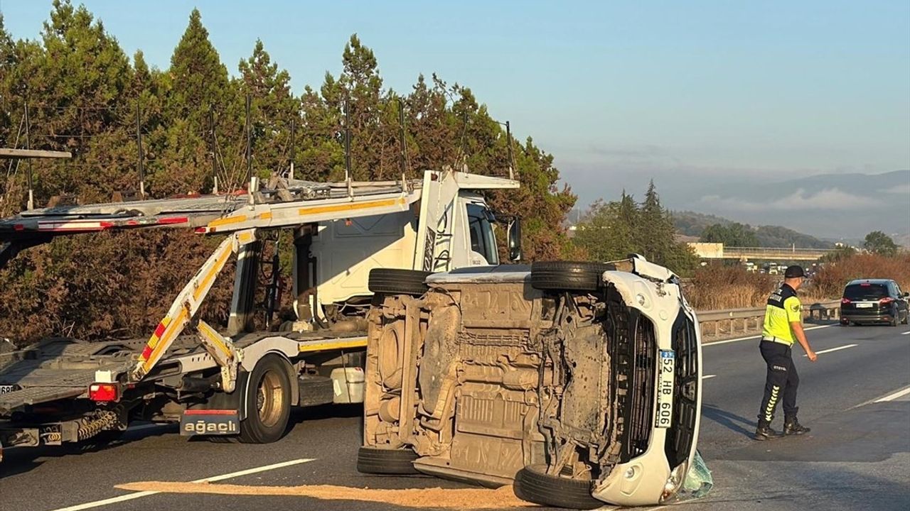 Anadolu Otoyolu'nun Düzce kesiminde otomobil devrildi: 6 yaralı