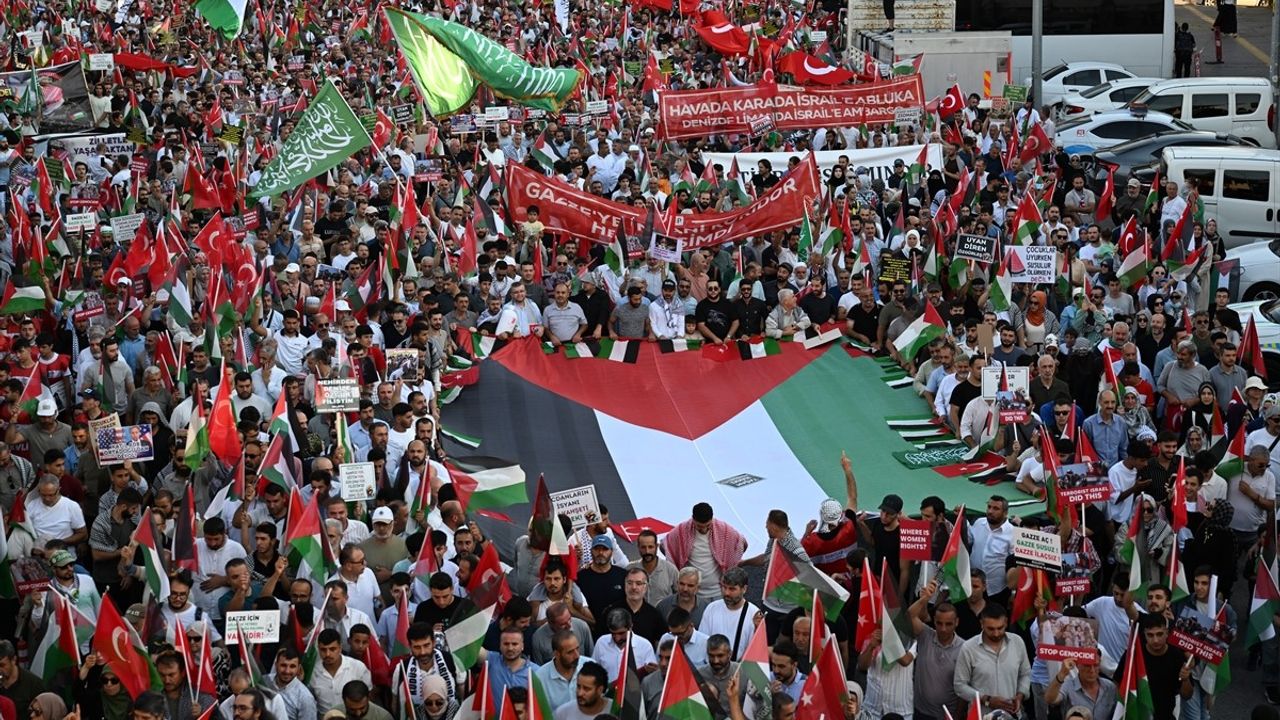 Ankara'da Gazze İçin İnsani Yardım Yürüyüşü Düzenlendi