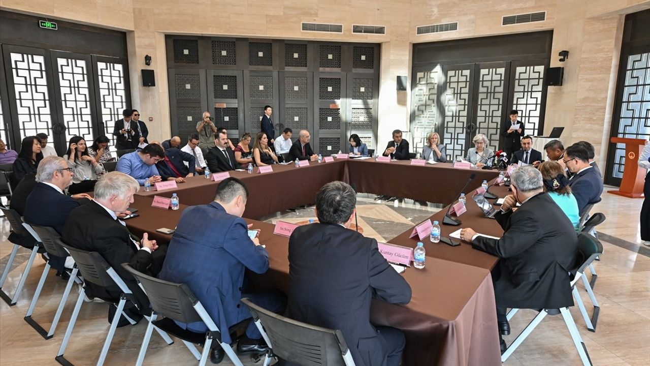 Ankara'da 'Tarihi Unutmayalım, Barışı Koruyalım' Yuvarlak Masa Toplantısı