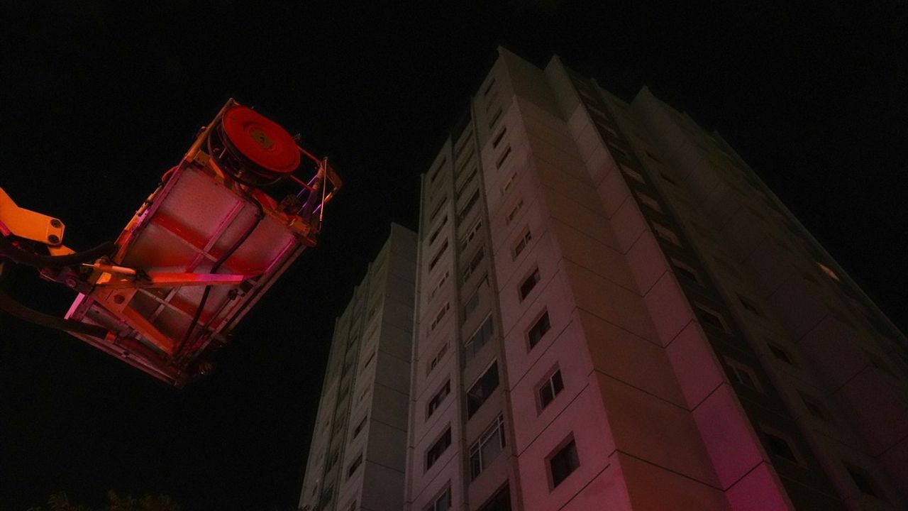 Ankara Yenimahalle'de 16 Katlı Binanın Üst Katında Çıkan Yangın Söndürüldü