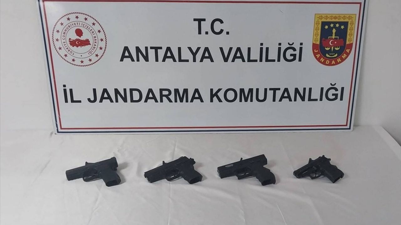 Antalya Aksu'da Kaçak Silah Operasyonu: 4 Kişi Gözaltında