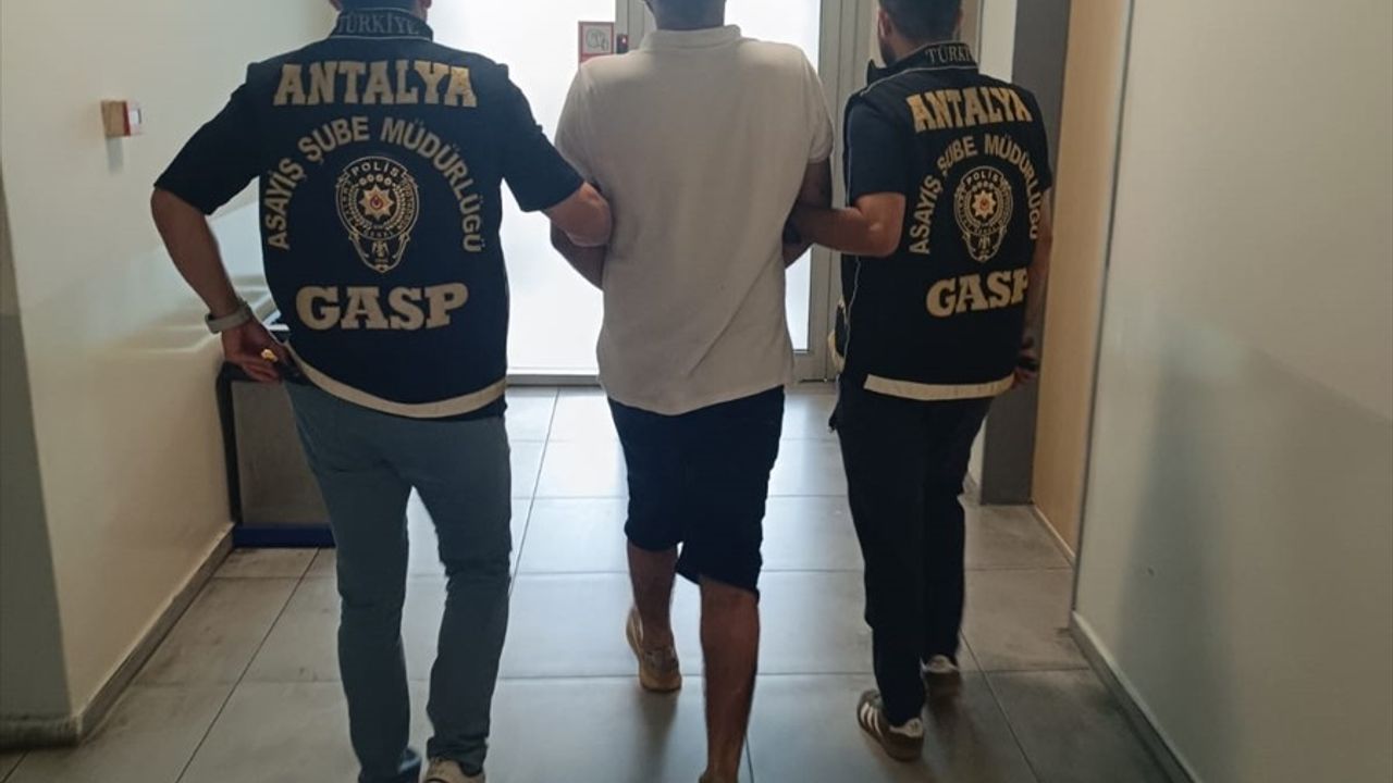 Antalya Aksu'da Kundaklama: 8 İş Yeri Yanıp Kullanılamaz Hale Geldi — 2 Tutuklama