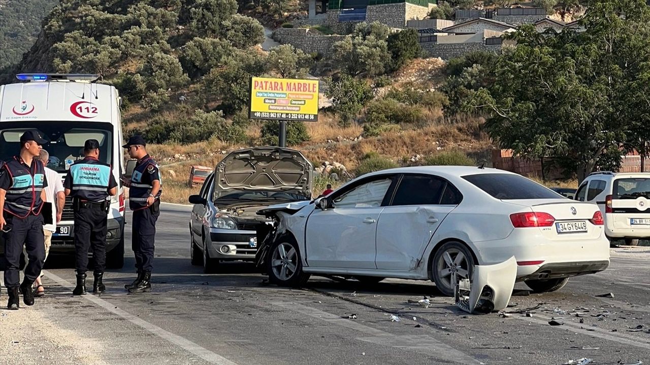 Antalya'da 3 Otomobil Çarpıştı, 7 Yaralı