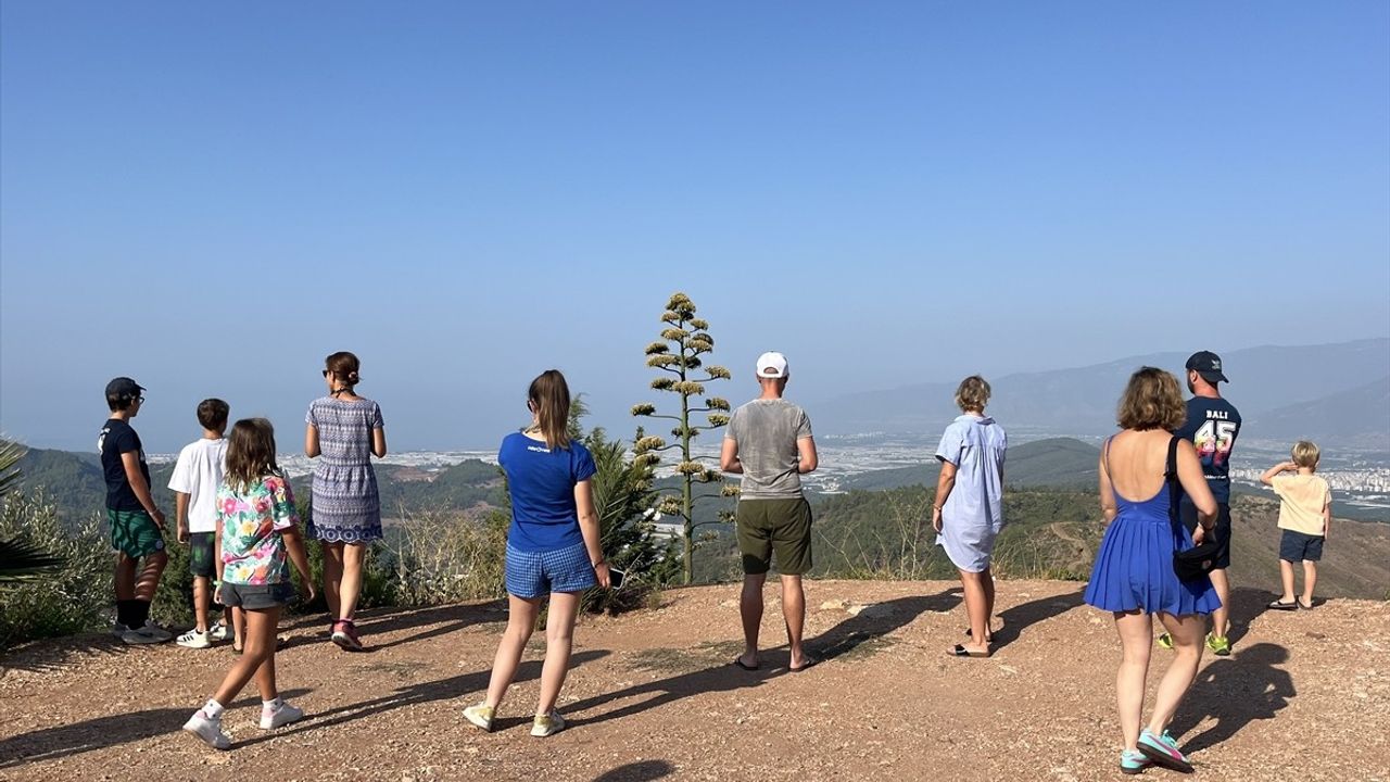 Antalya'da 30 Yılda Bir Çiçek Açan Agave Bitkisi Turistlerin Akınına Uğradı