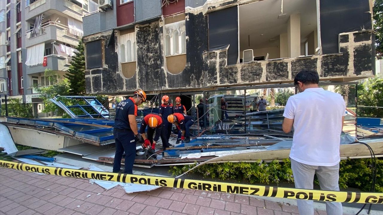 Antalya'da 5 Katlı Binanın Reklam Panolu Dış Cephe Kaplaması Düştü